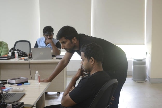 Karthik Raghavendran and GM Vishnu Prasanna talking together during the Battle of Brains event