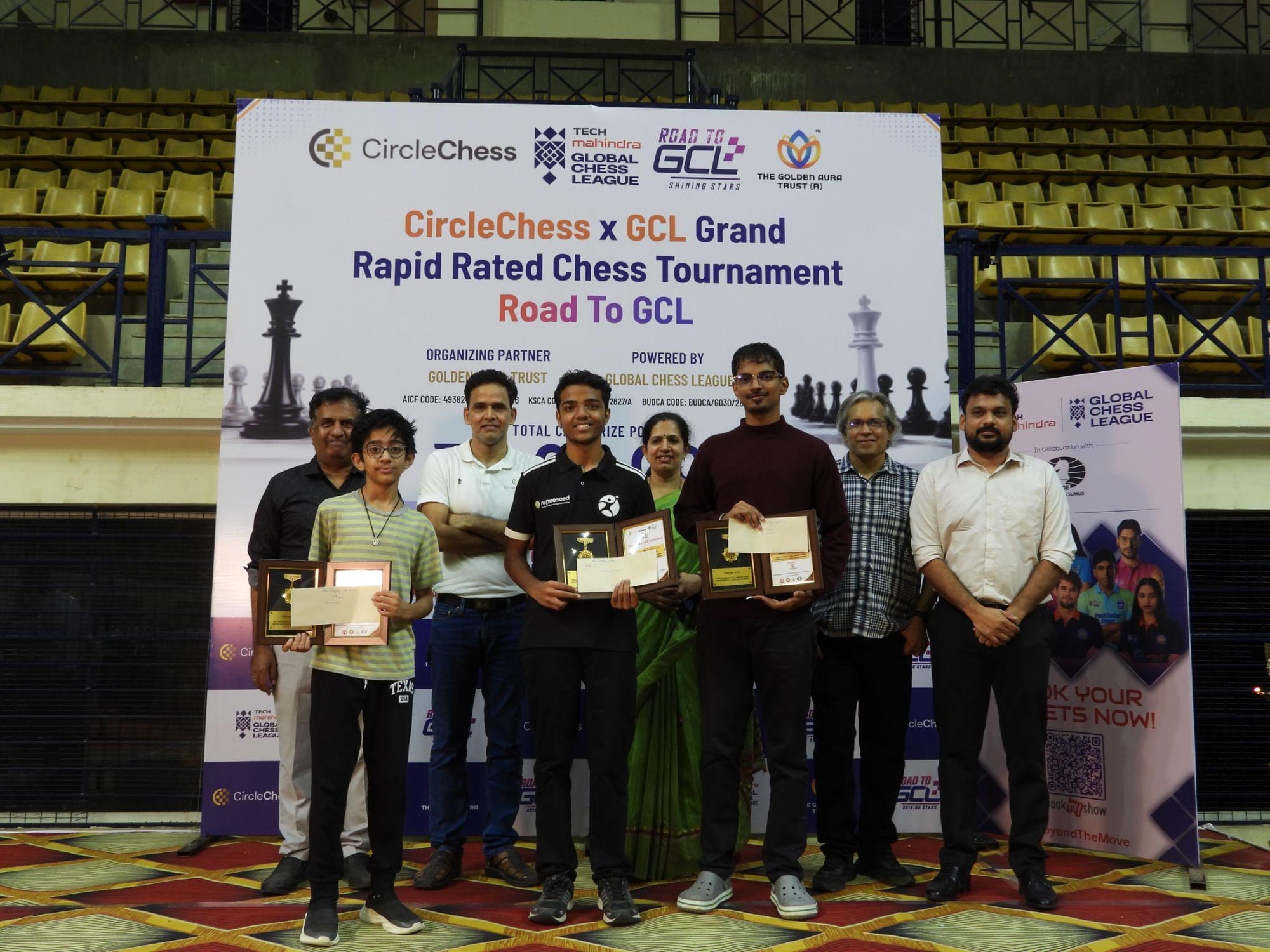 GM Vishnu Prasanna and other top finishers holding their trophies and certificates